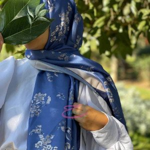 chale bleu à motif en ligne pour femme hijabi au Maroc , hijab bleu