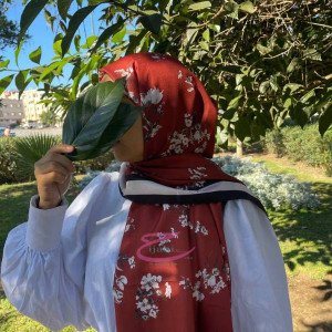 chale grenat à motif en ligne pour femme hijabi au Maroc , hijab grenat